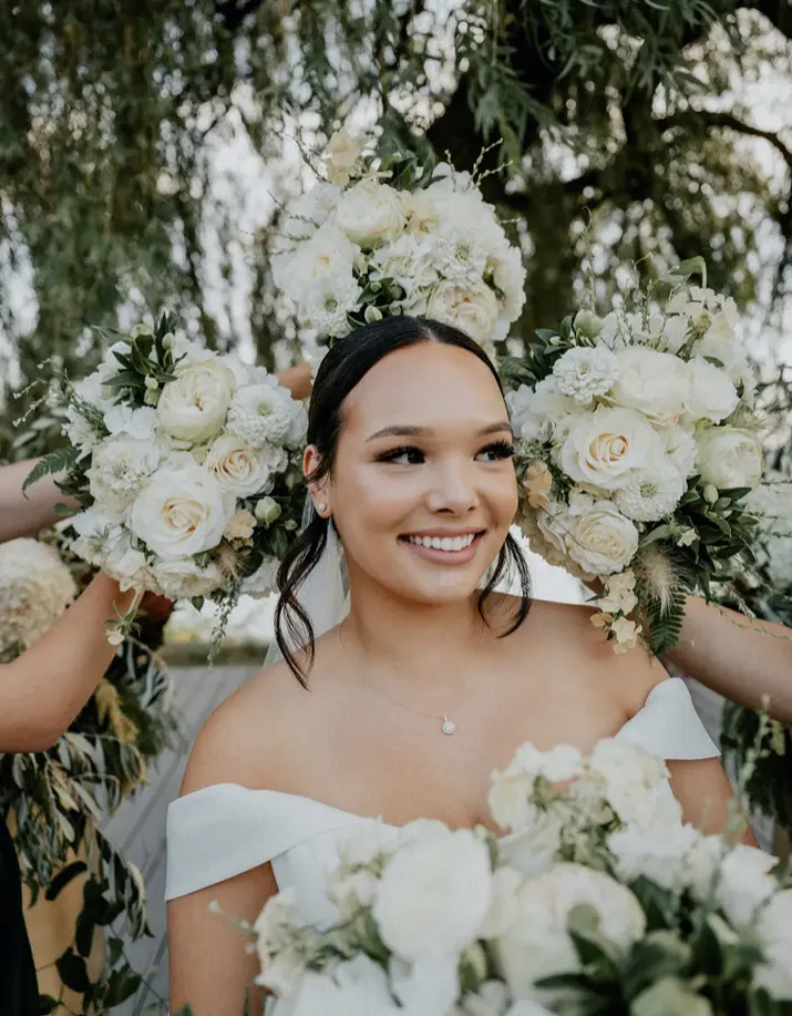 A halo of flowers: Popular bridal bouquet trend 2 A halo of flowers: Popular bridal bouquet trend -