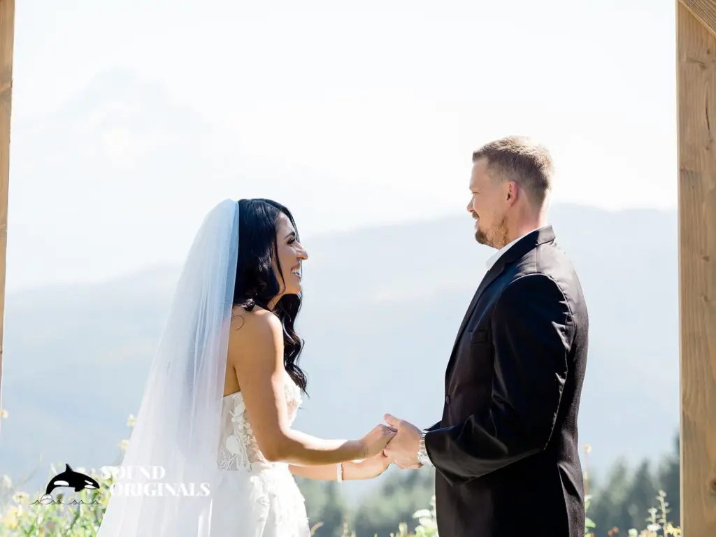 Gorge Crest Vineyards Wedding // Alejandra + Brandon -