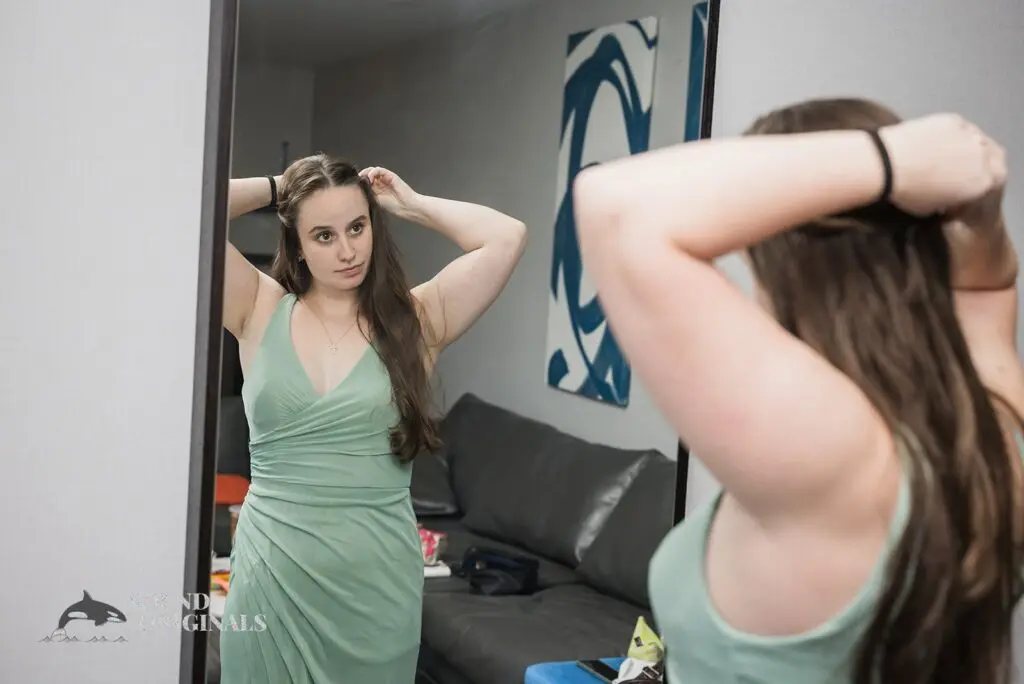 Bride's maid of honour getting ready at Willows mountains lodge