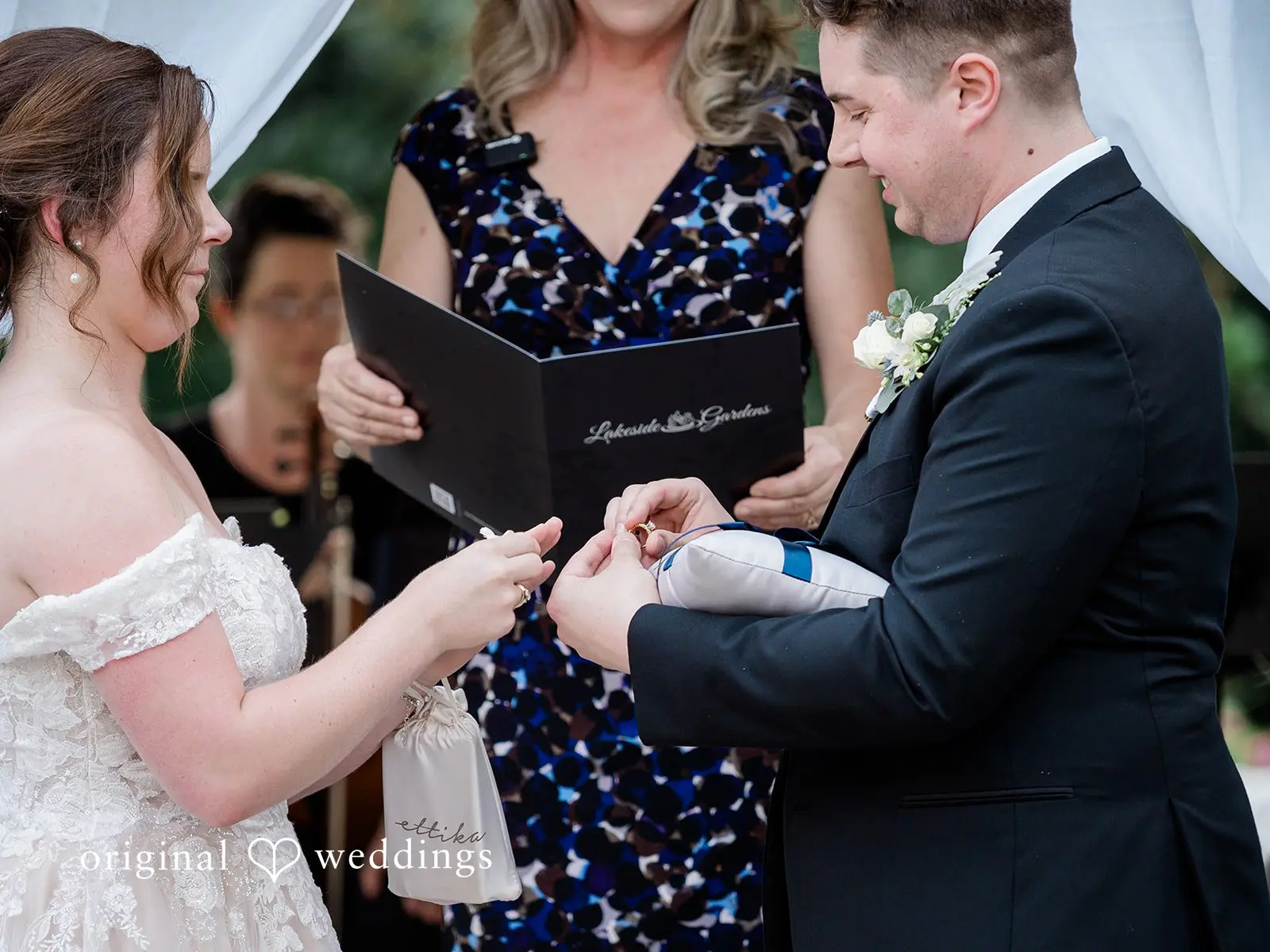 Julia + Robby Lakeside Gardens Wedding // Julia & Robby -