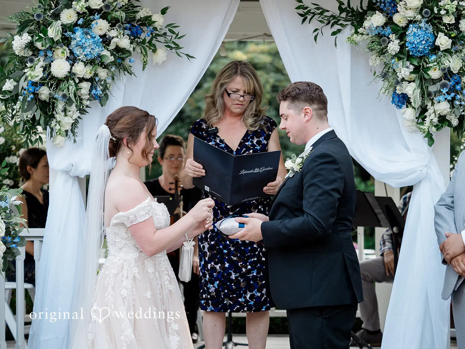 Julia + Robby Lakeside Gardens Wedding // Julia & Robby -