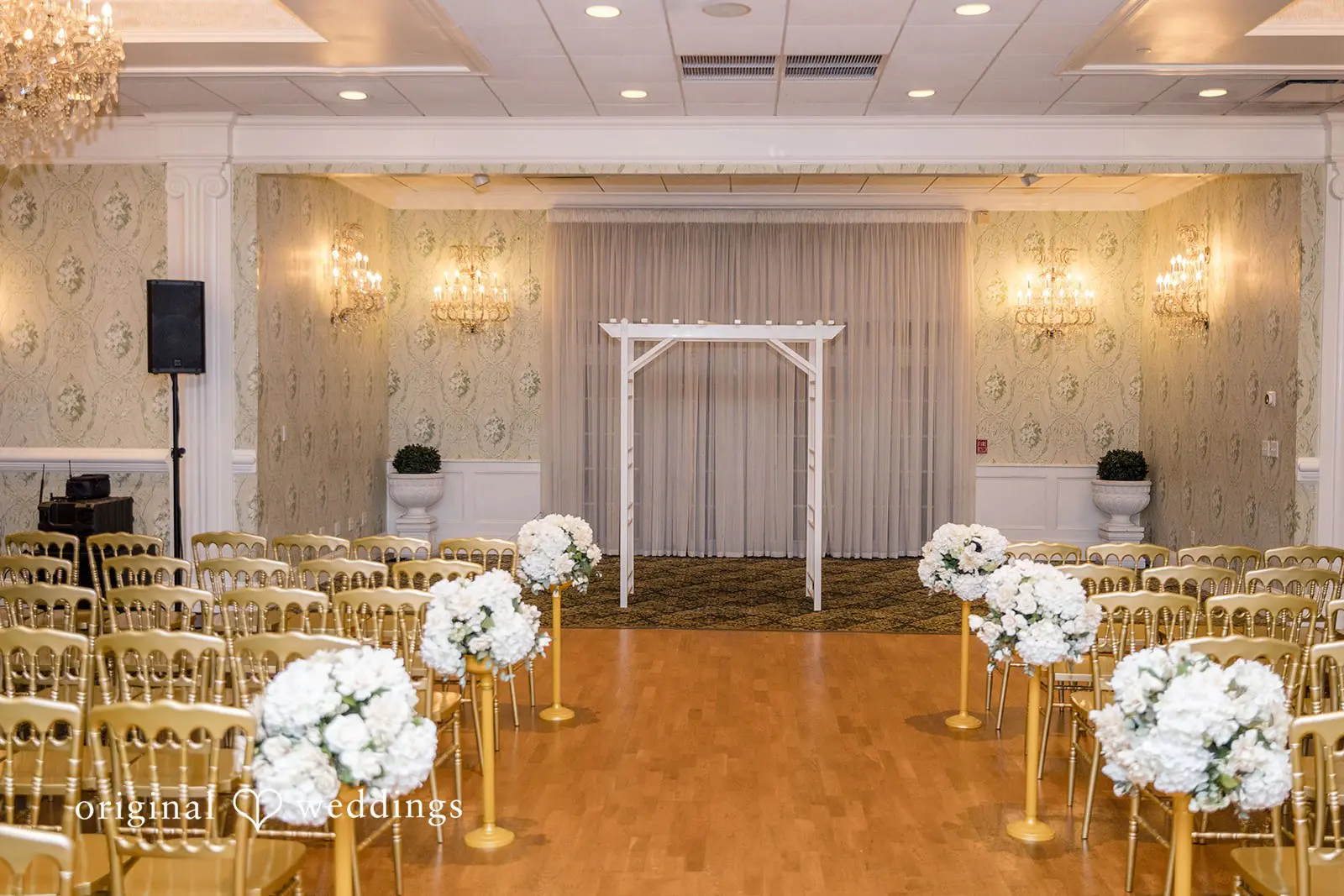 Our Philadelphia wedding photographer captures the beautiful wedding ceremony hall at the Buck Hotel