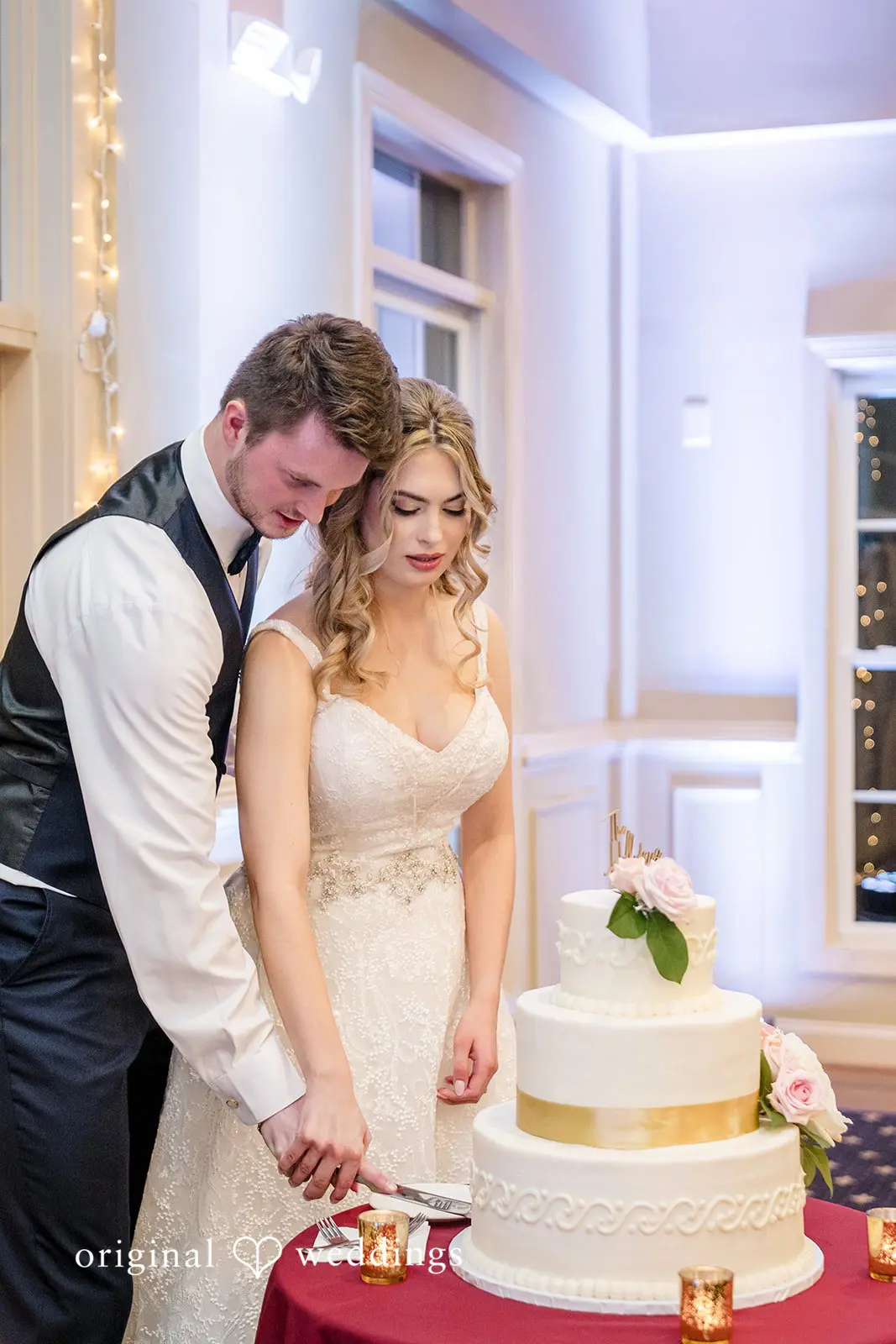 The couple’s cake cutting