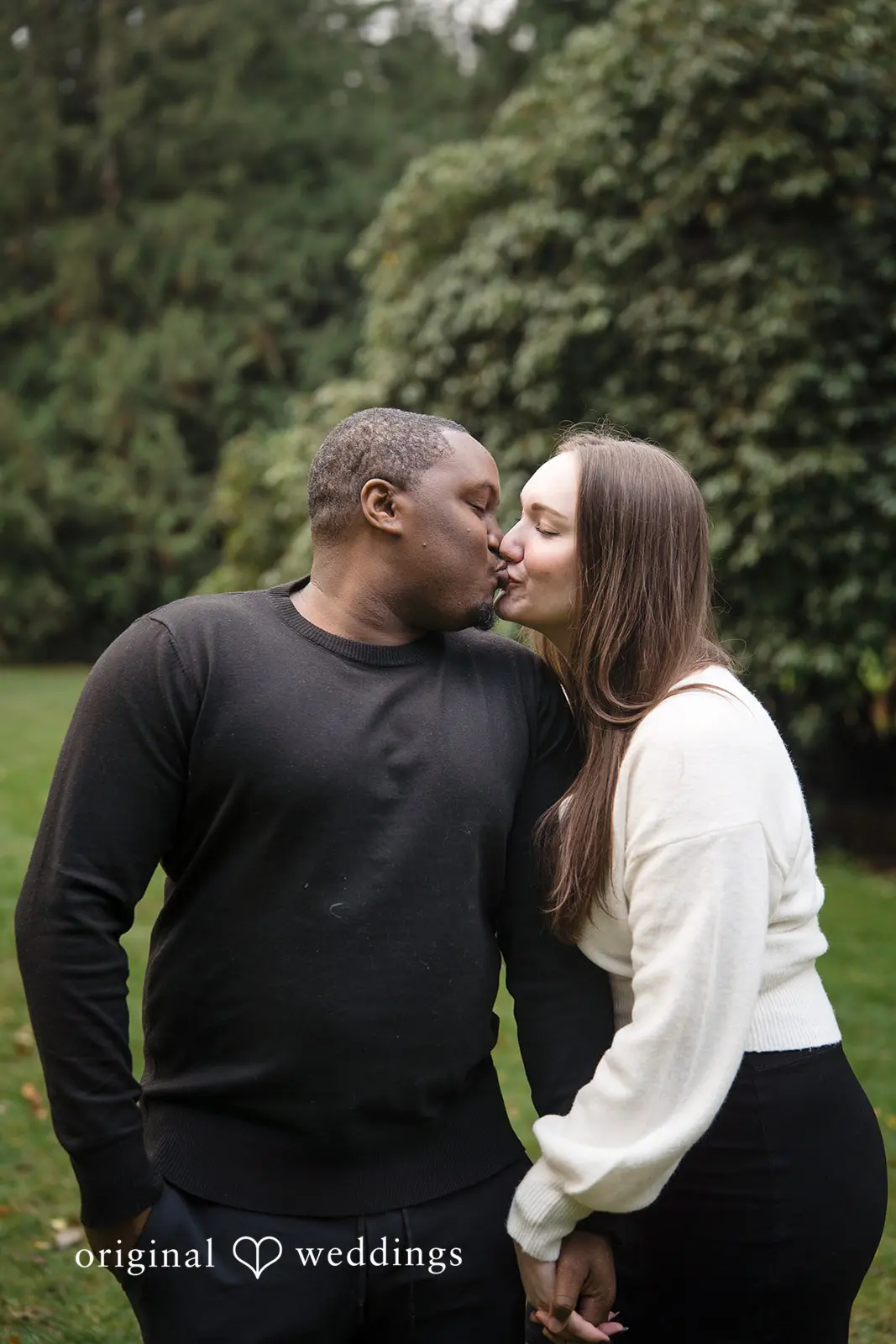 The couple shares a beautiful kiss at Volunteer Park