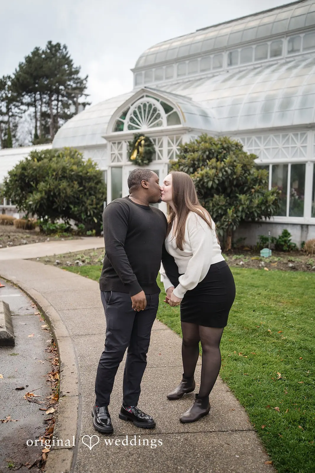 The couple shares a kiss at Volunteer Park