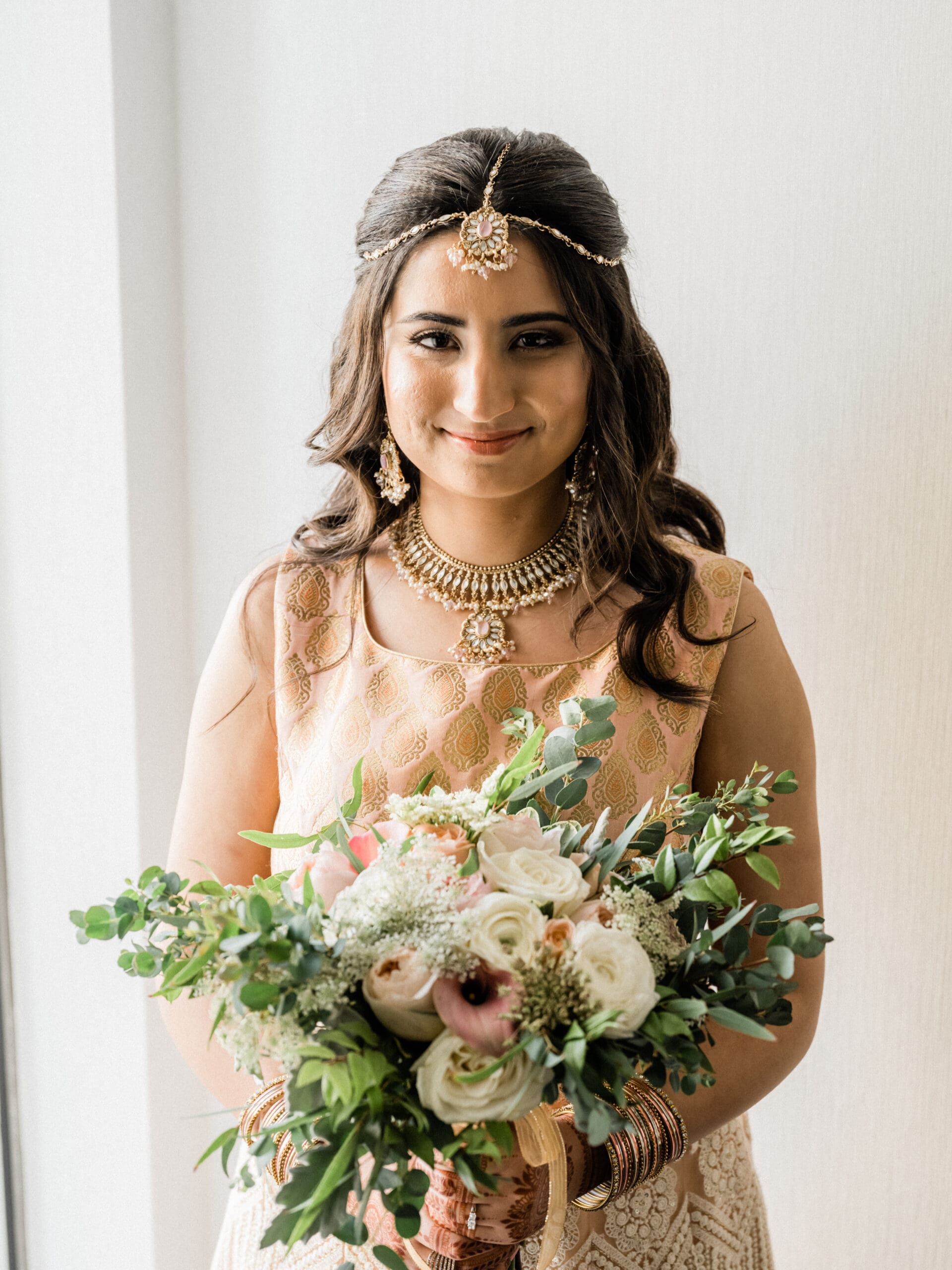 How many photos should a wedding photographer give their client? -