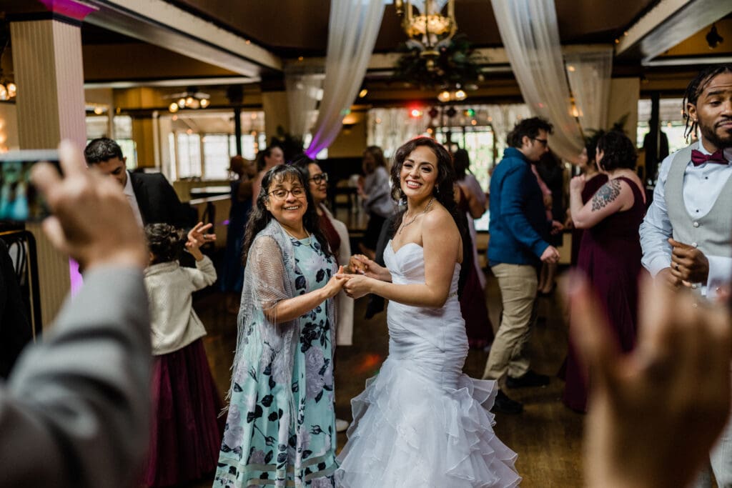 Imperia Lake Union Wedding // Rozneik + Elizabeth -