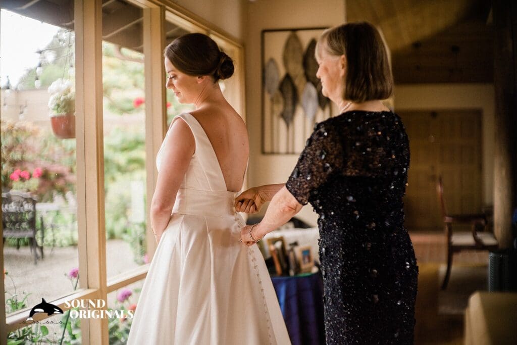 Katie + Tom Olympic Sculpture Park Wedding // Tom & Katie -