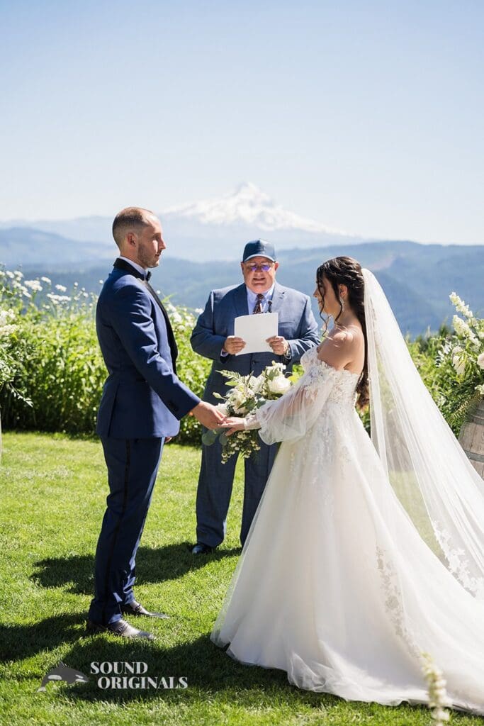 Gorge Crest Vineyards Wedding // Diany + Joel -