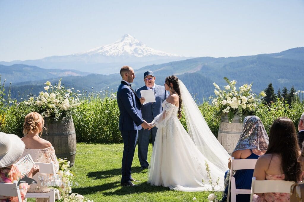 Gorge Crest Vineyards Wedding // Diany + Joel -