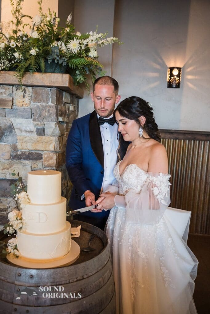 Gorge Crest Vineyards Wedding // Diany + Joel -