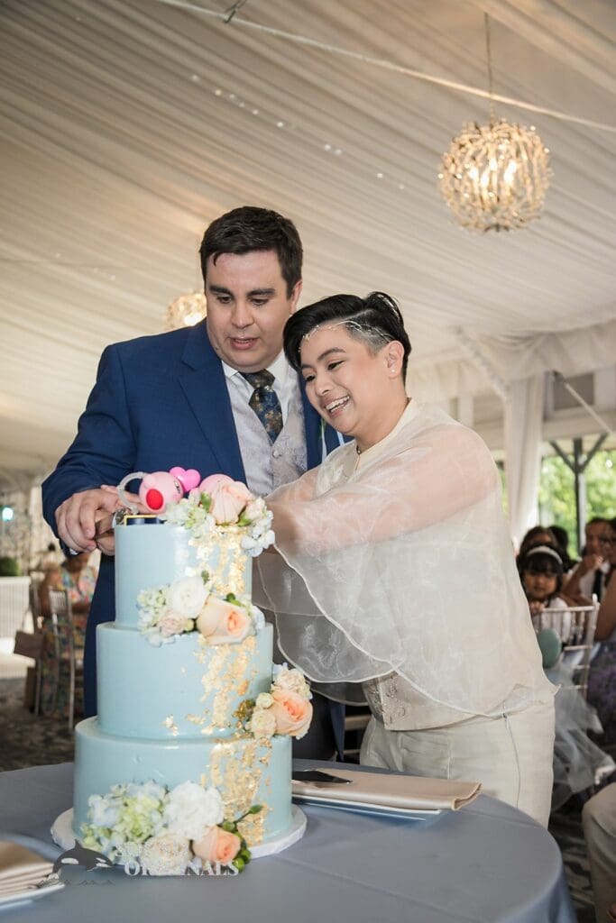 Bride and groom cutting the cake at Monte Bello Estate Wedding
