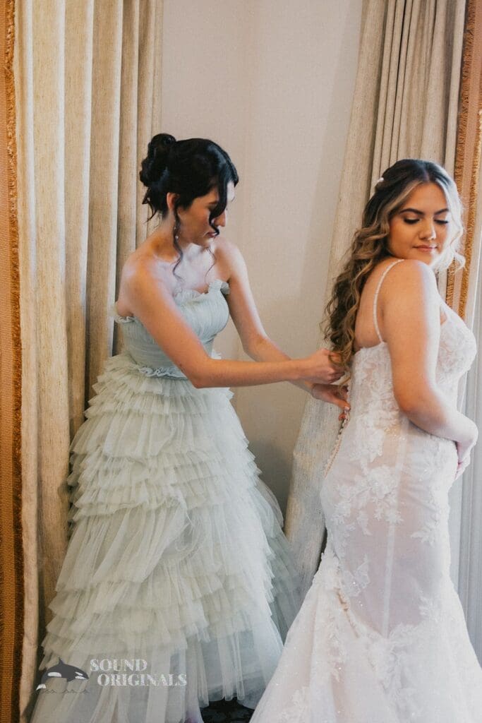 Maid of honour prepares pretty bride for The Havens Country Club Wedding
