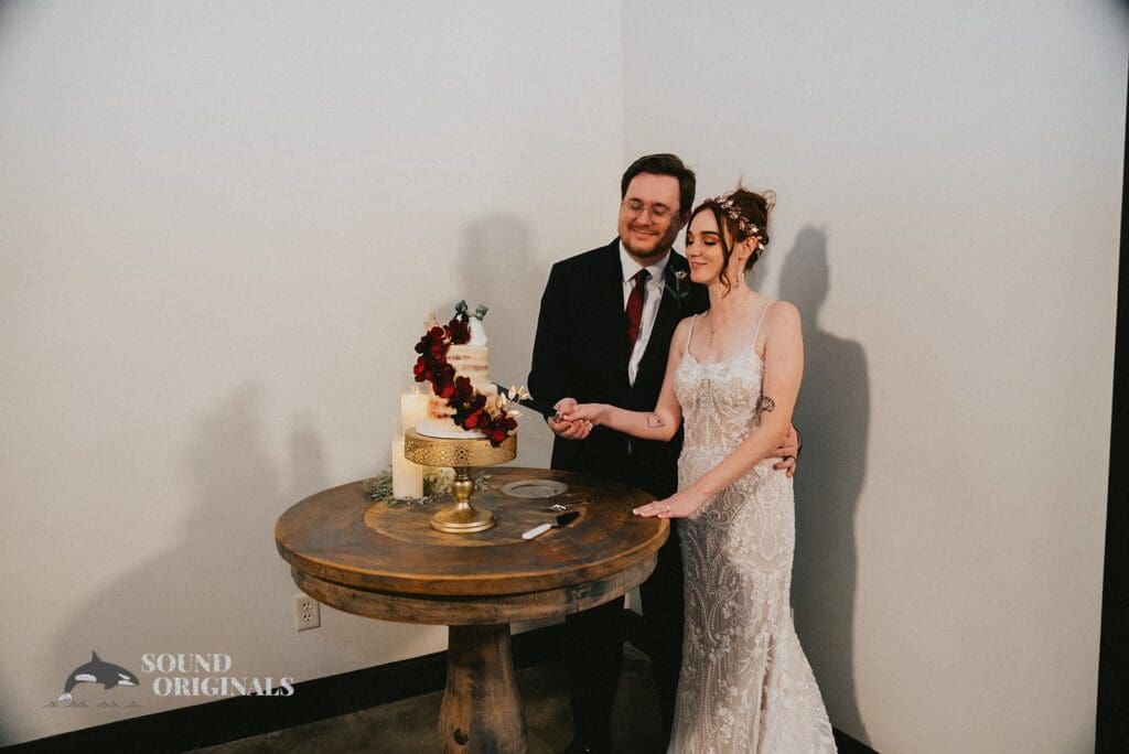 Husband and wife cut the cake at Stoney Ridge Villa Wedding