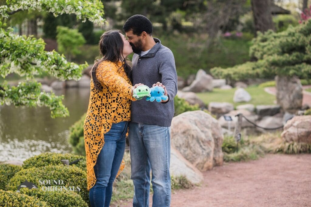 lady kissing his man at Osaka Garden