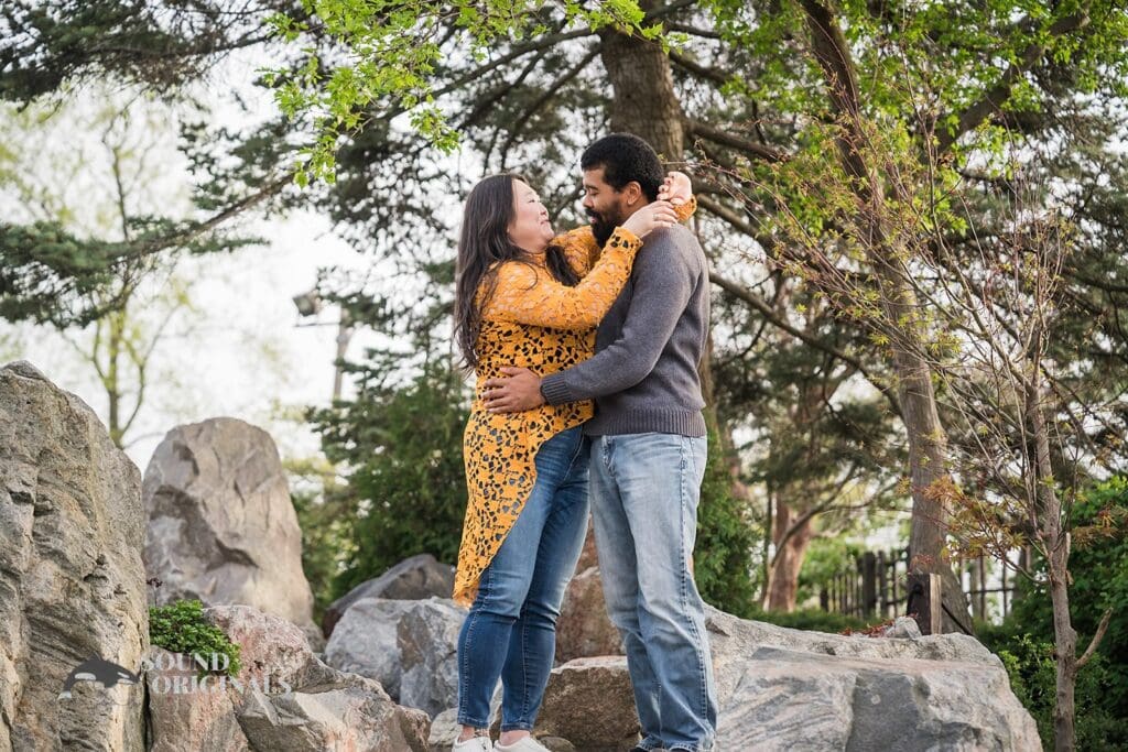 couple hug at Osaka Garden