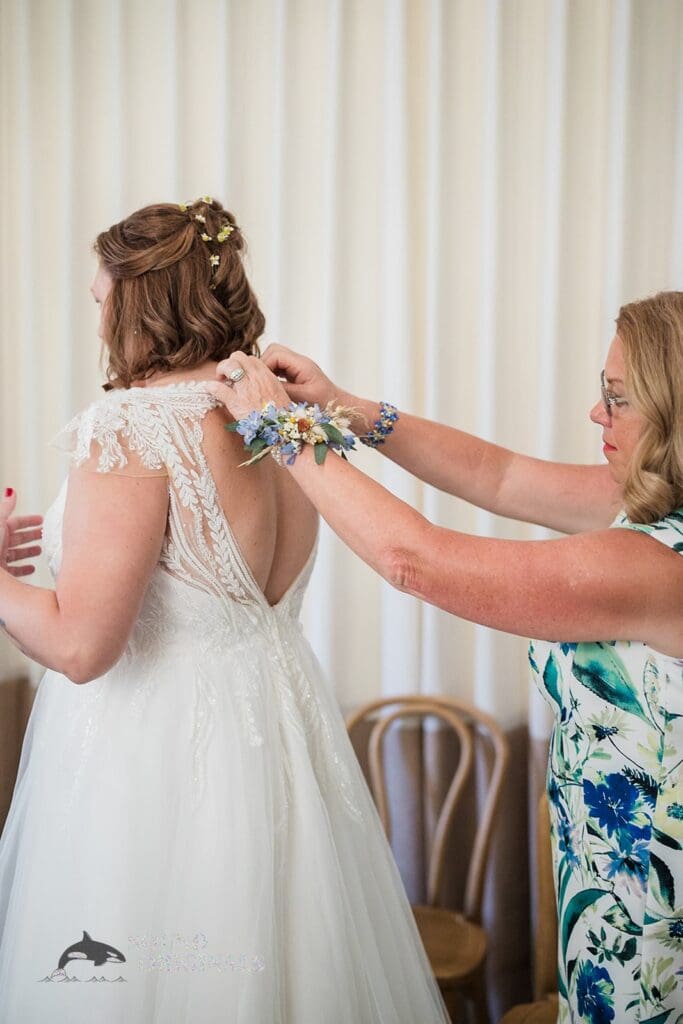 Bride gets ready for The Cliff House Dallas Wedding