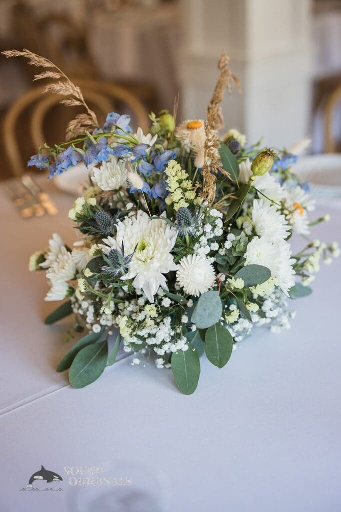 Photographer captures colourful flowers in The Cliff House Dallas Wedding