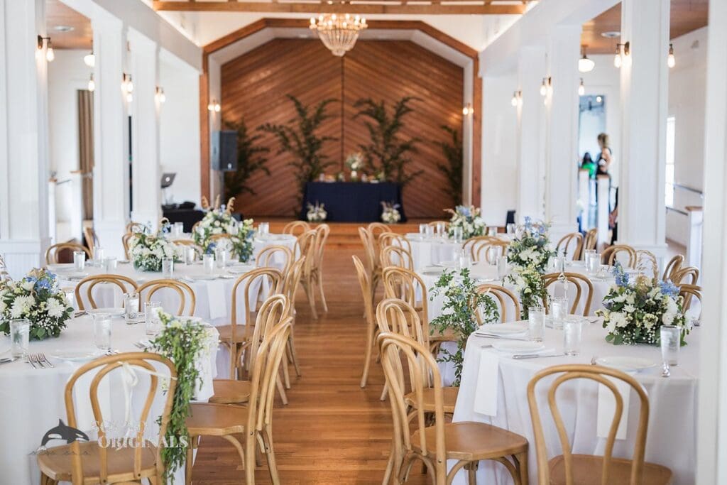 Photographer captures The Cliff House Dallas Wedding reception hall