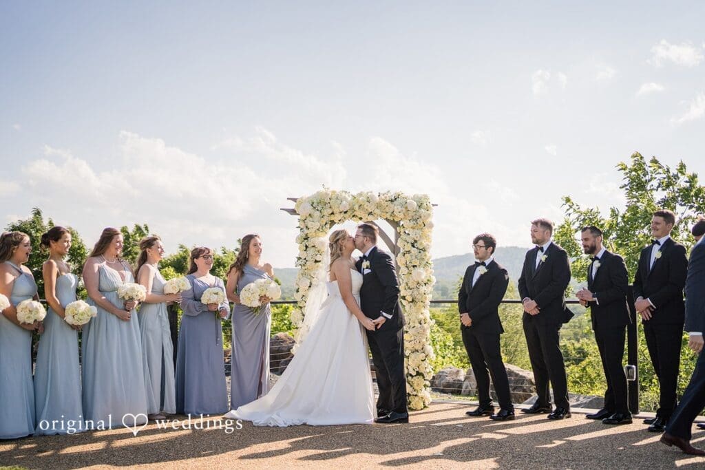 Blue Valley Vineyards Wedding // Meredith & Robert -
