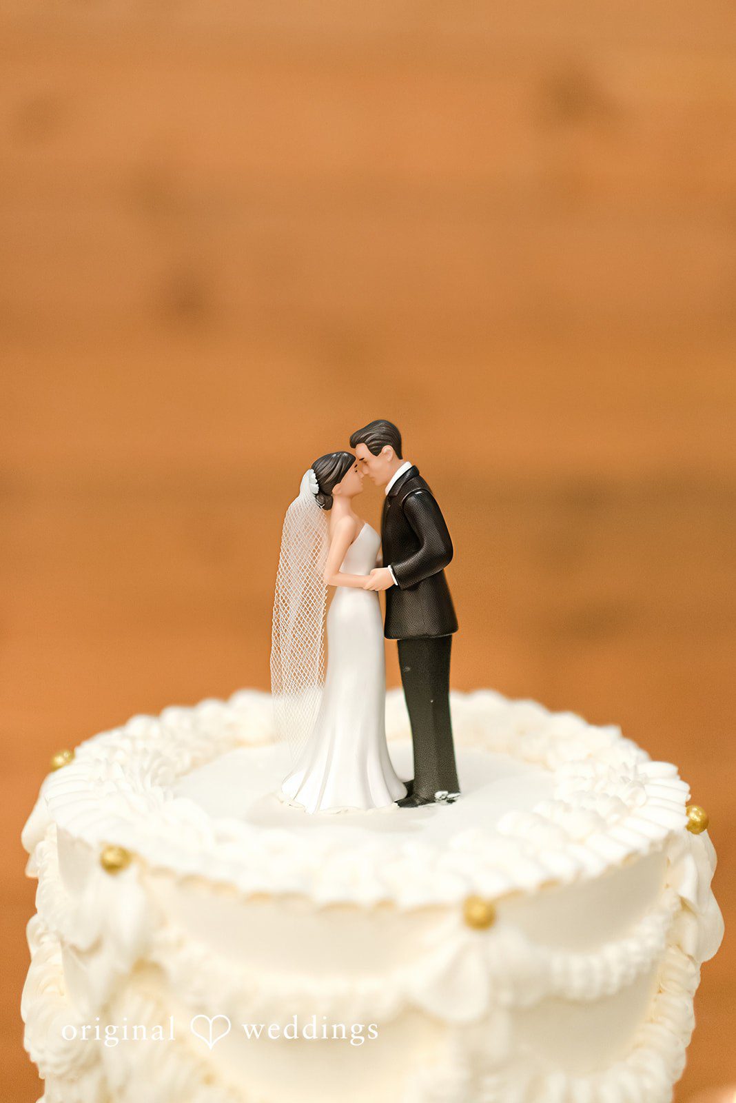 Kristi + Andrew Elegant cake decorated