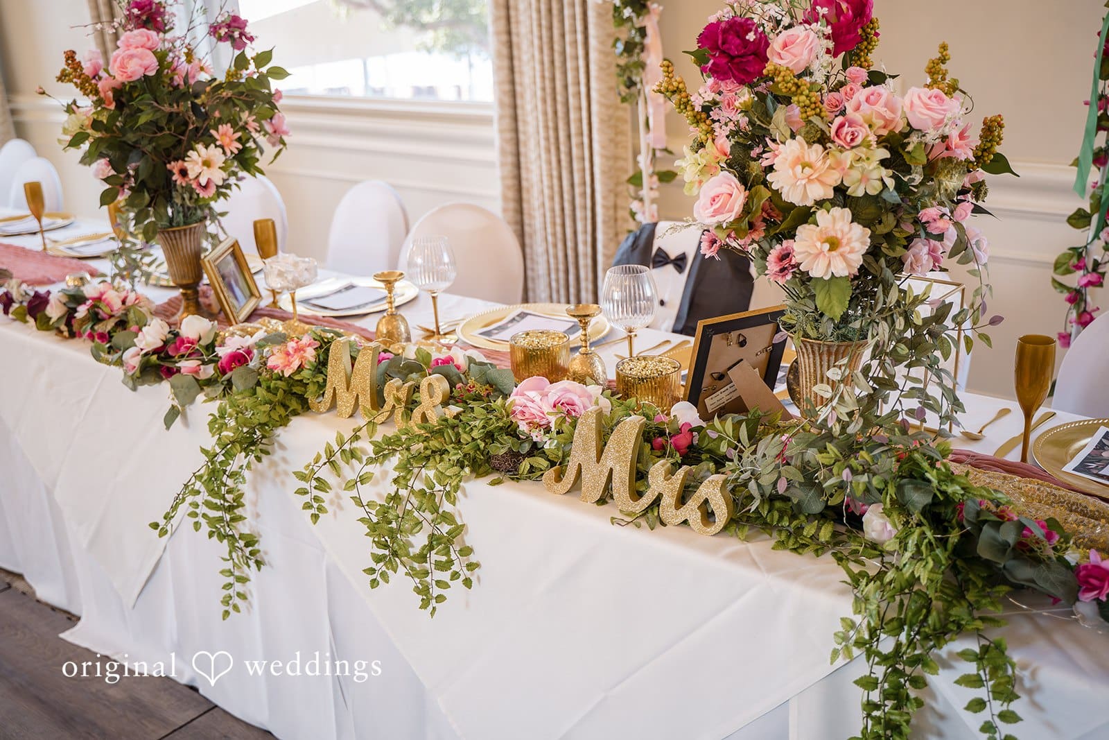 The elegantly decorated wedding table with flowers looks stunning.
