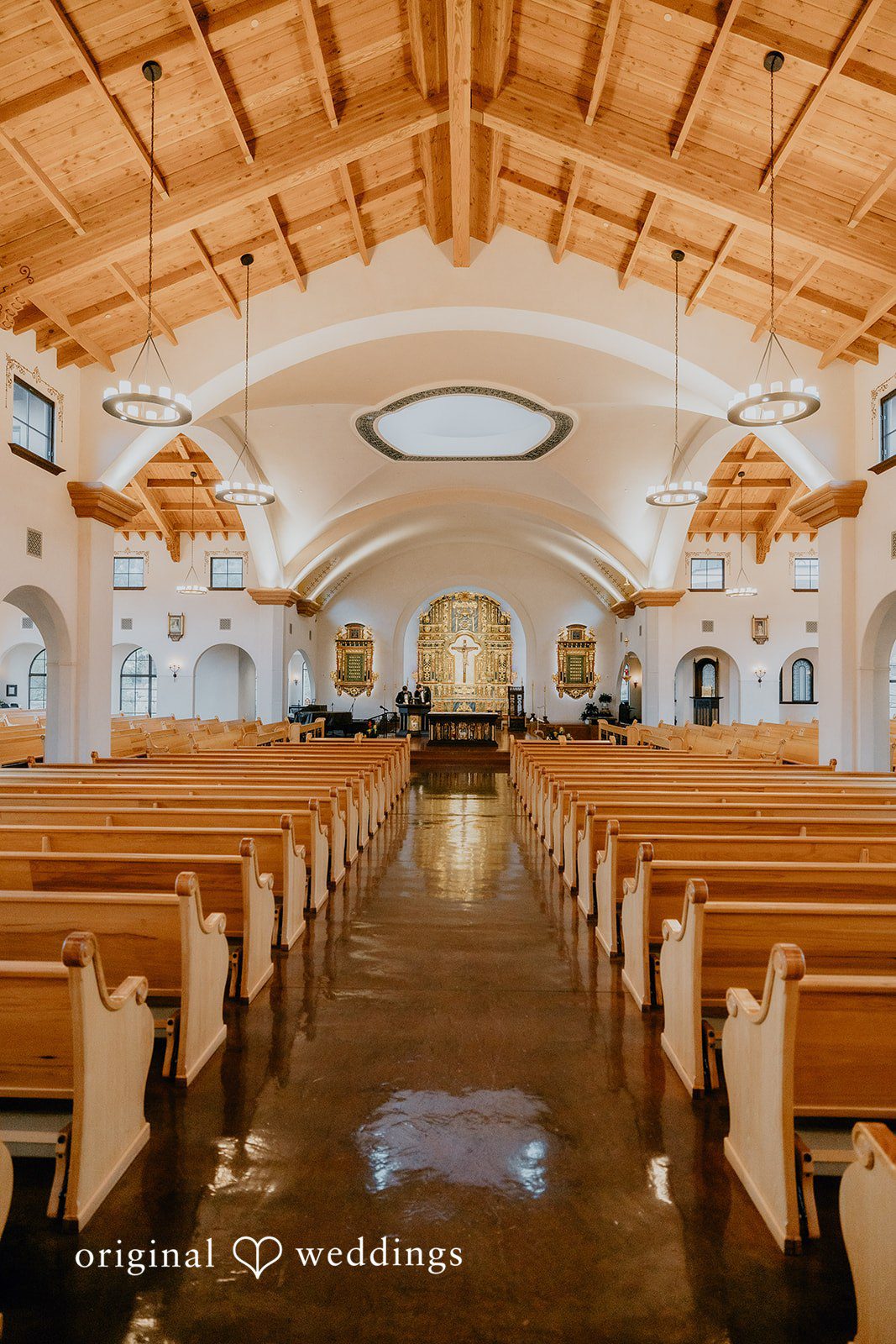 Jakob + Flowreen An indoor view of the St Gabriel Catholic Church
