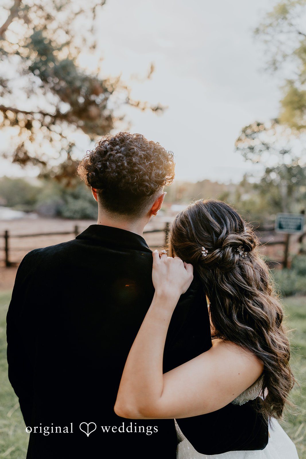 Jakob + Flowreen A romantic back-view portrait of the couple