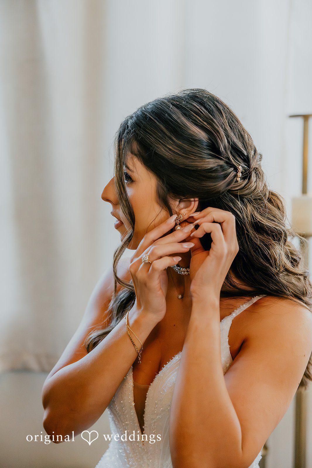 Jakob + Flowreen The bride getting ready at the lodge