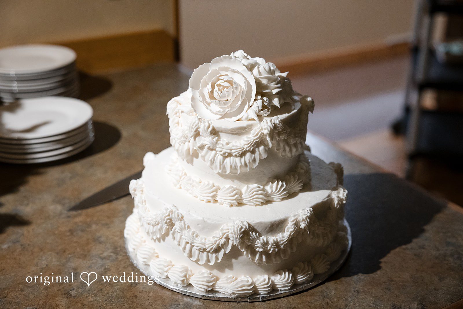 An all-white wedding cake at the Tierra Retreat Center wedding reception