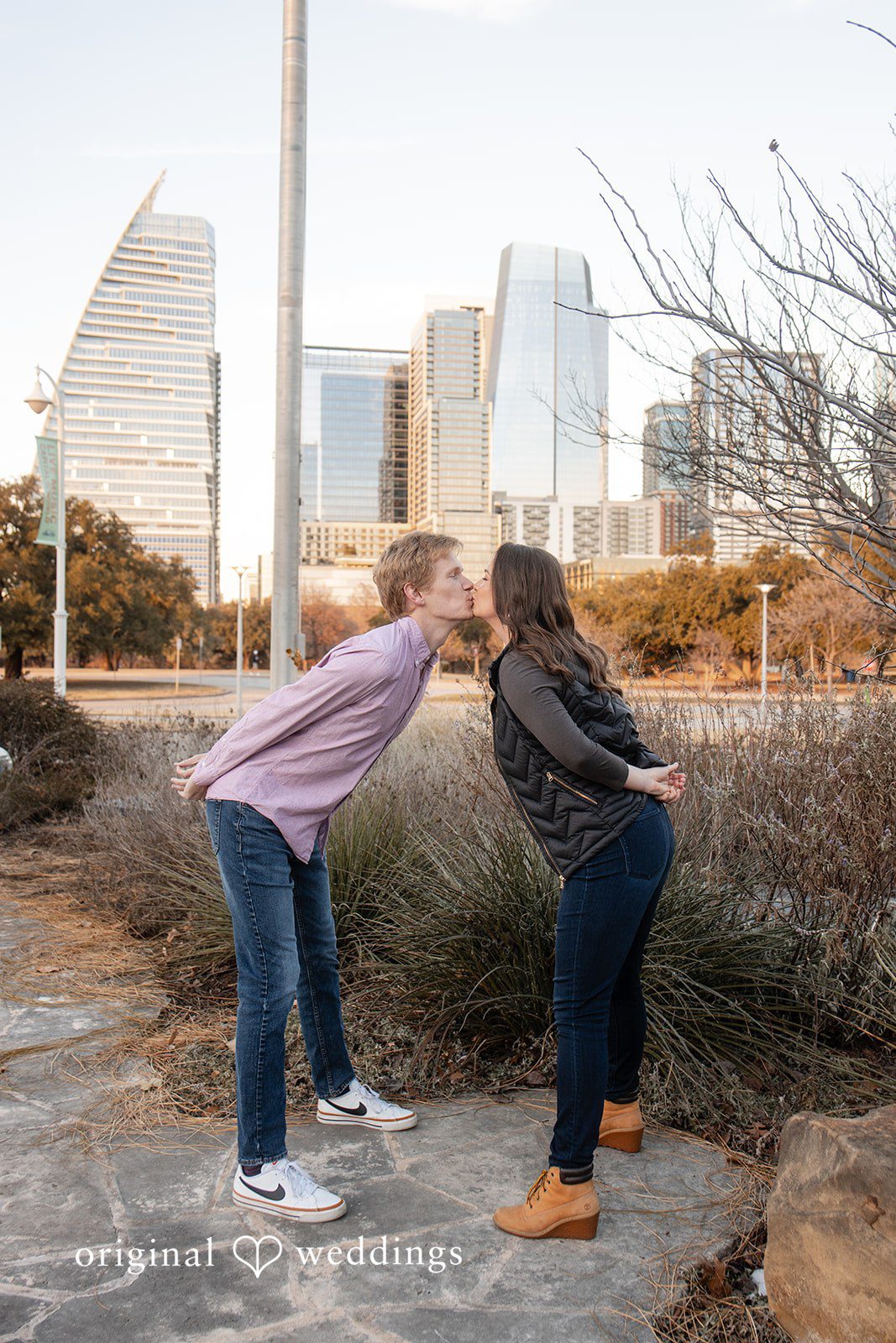 The couple stylishly sharing a kiss