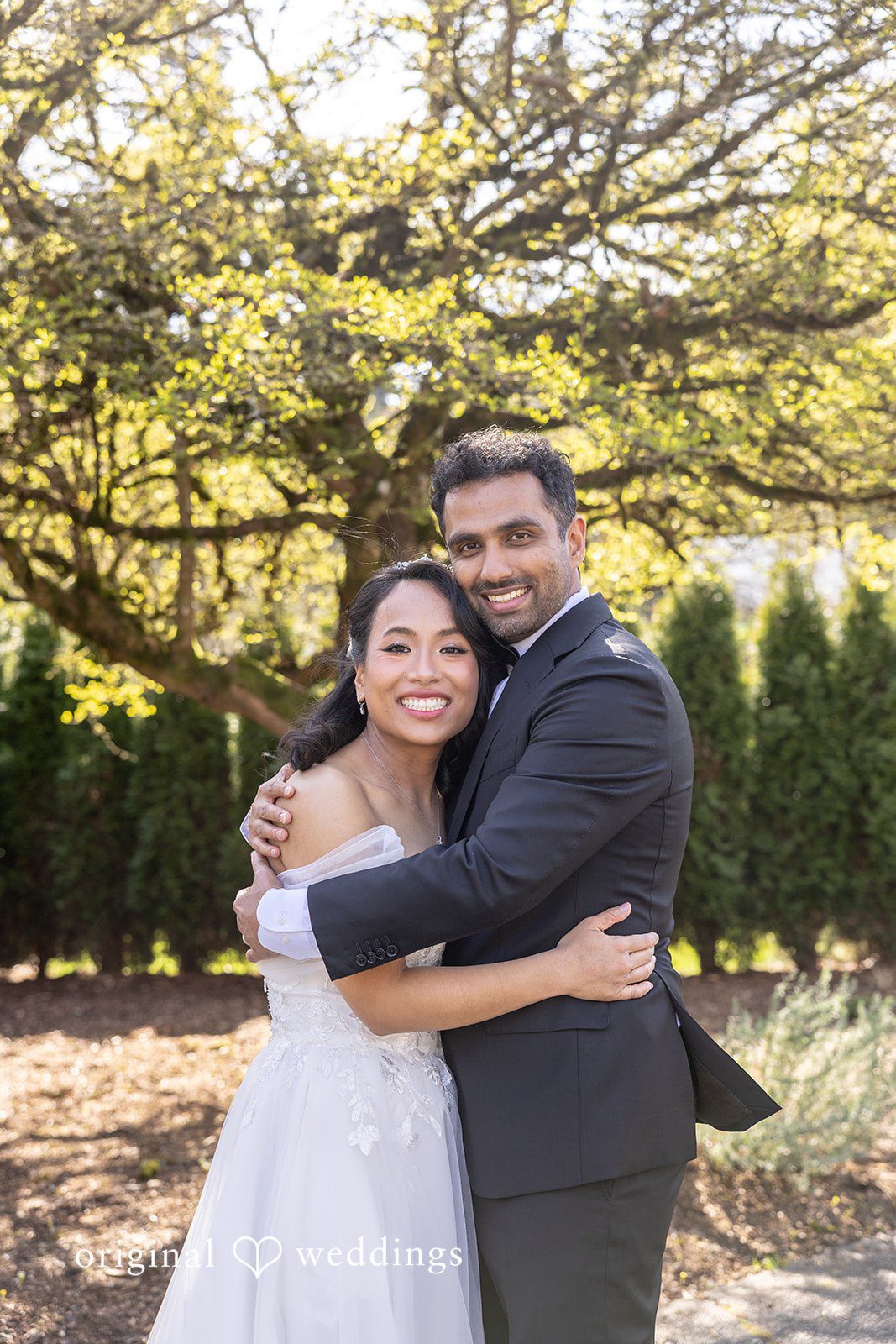 A stunning portrait of the couple by the garden side