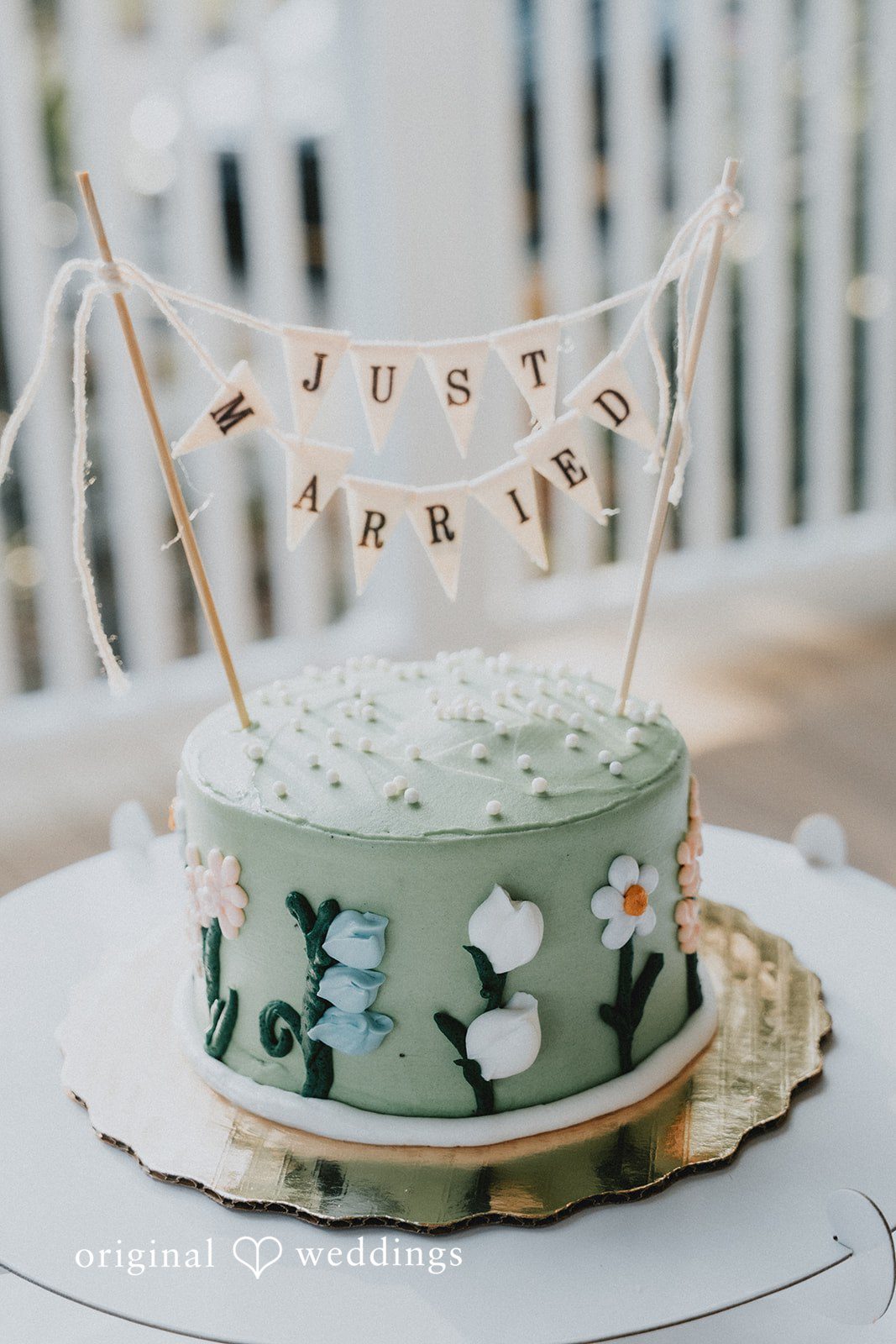 A beautifully decorated wedding cake