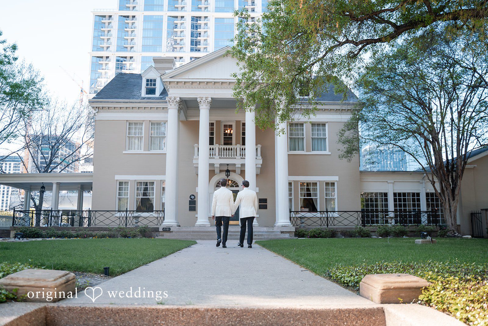 Dallas Wedding Photographers at Arts District Mansion | Matthew & Brown -