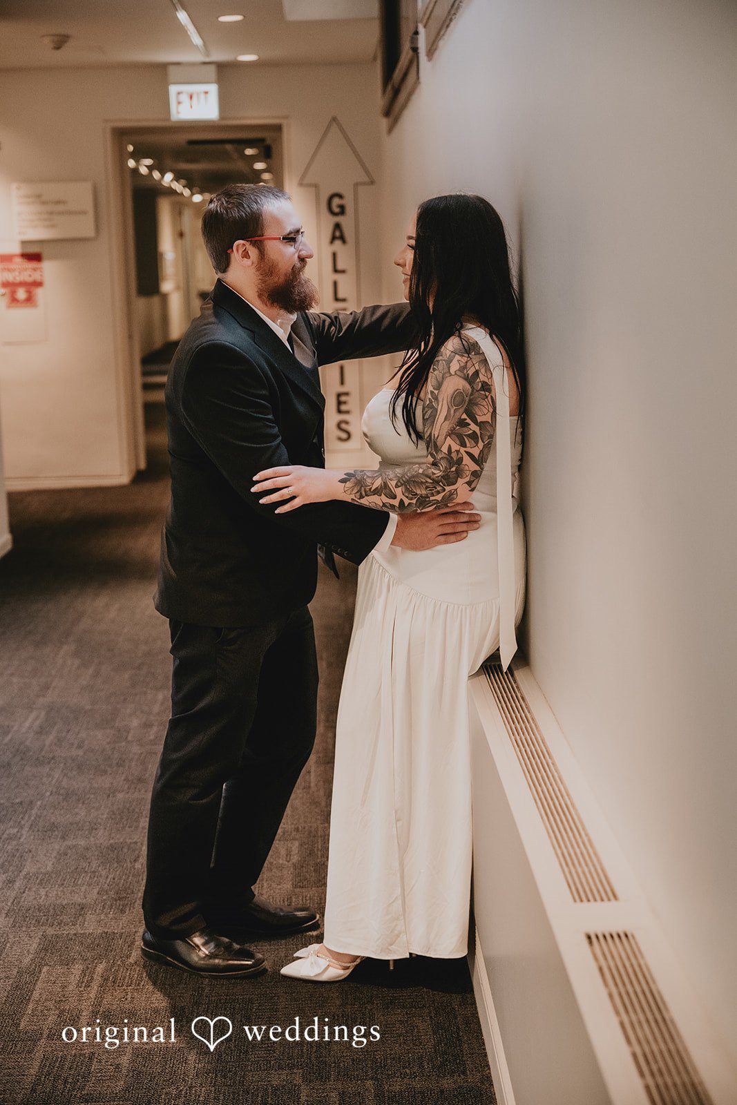 A romantic portrait of the couple at Chicago Cultural Center