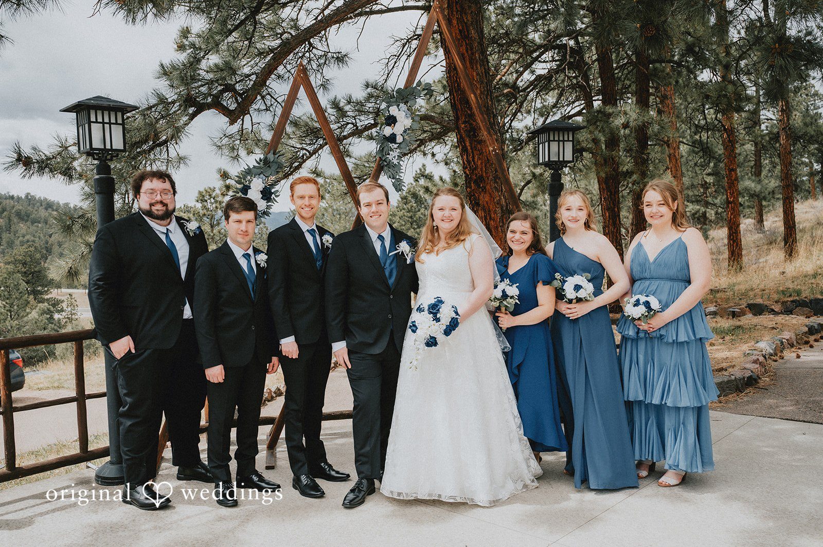 Our Denver wedding photographers captured a stunning portrait of the couple and their bridal party at the Chief Hosa Lodge