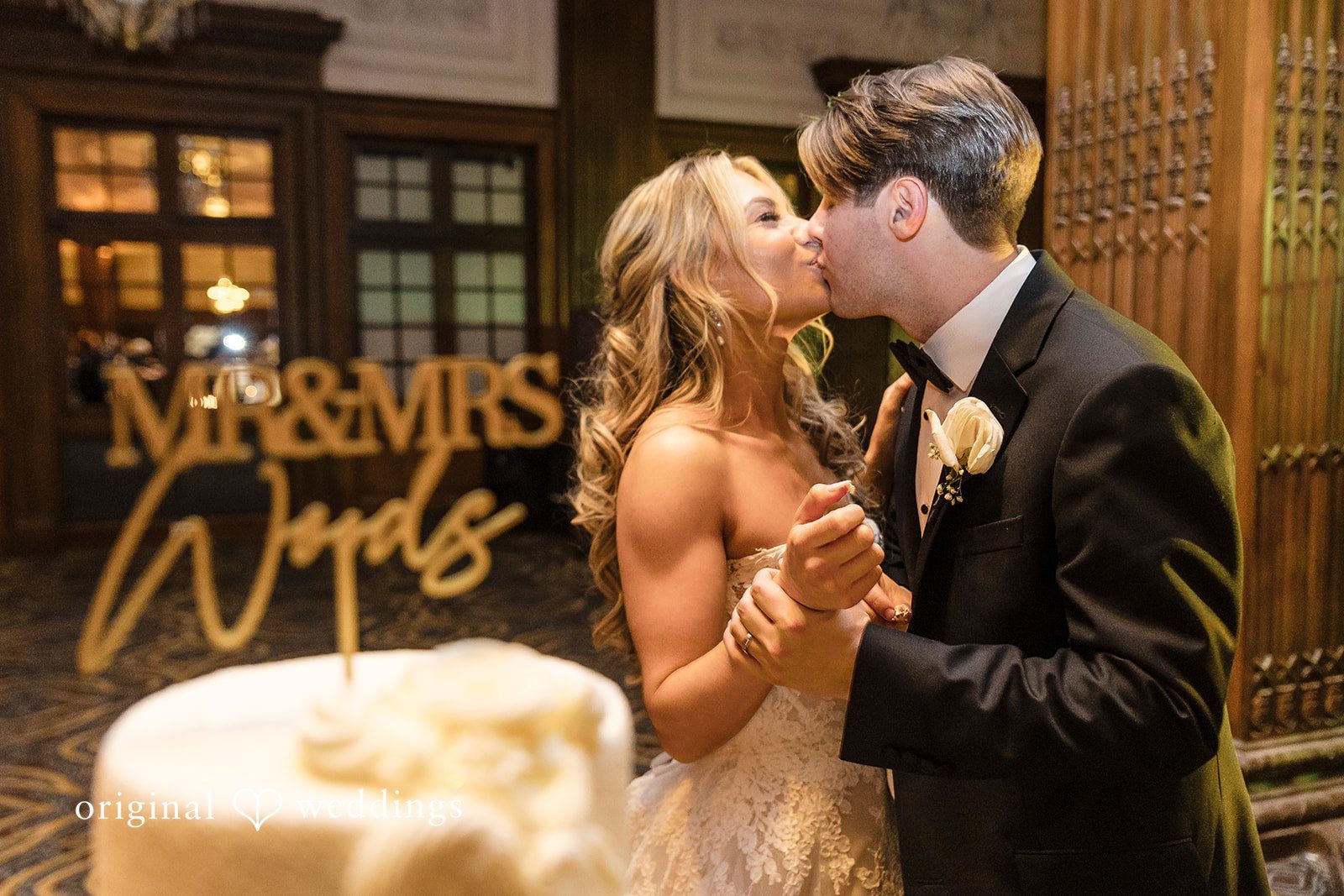 The couple takes a romantic kiss