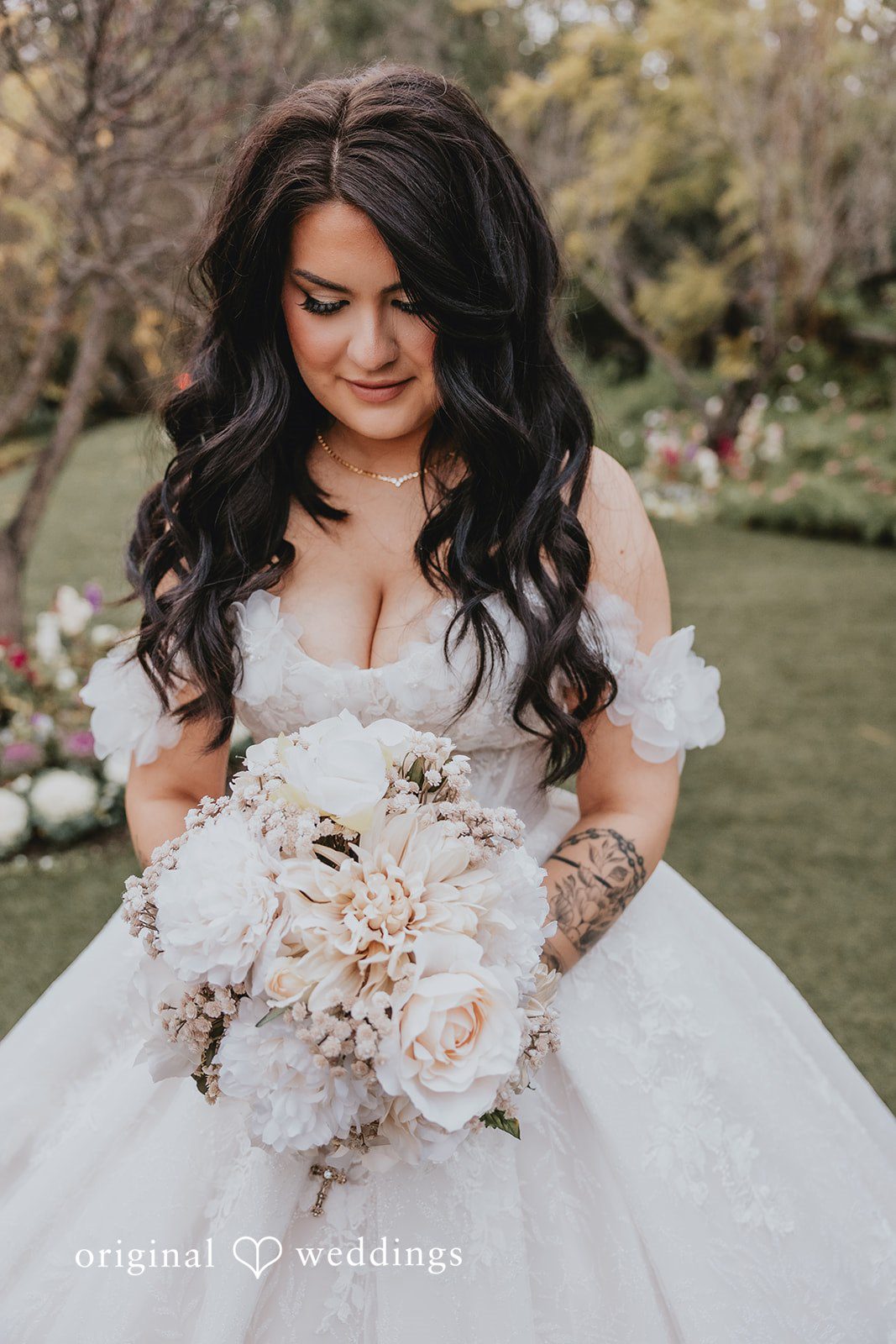 Beautiful picture of bride holding bouquet