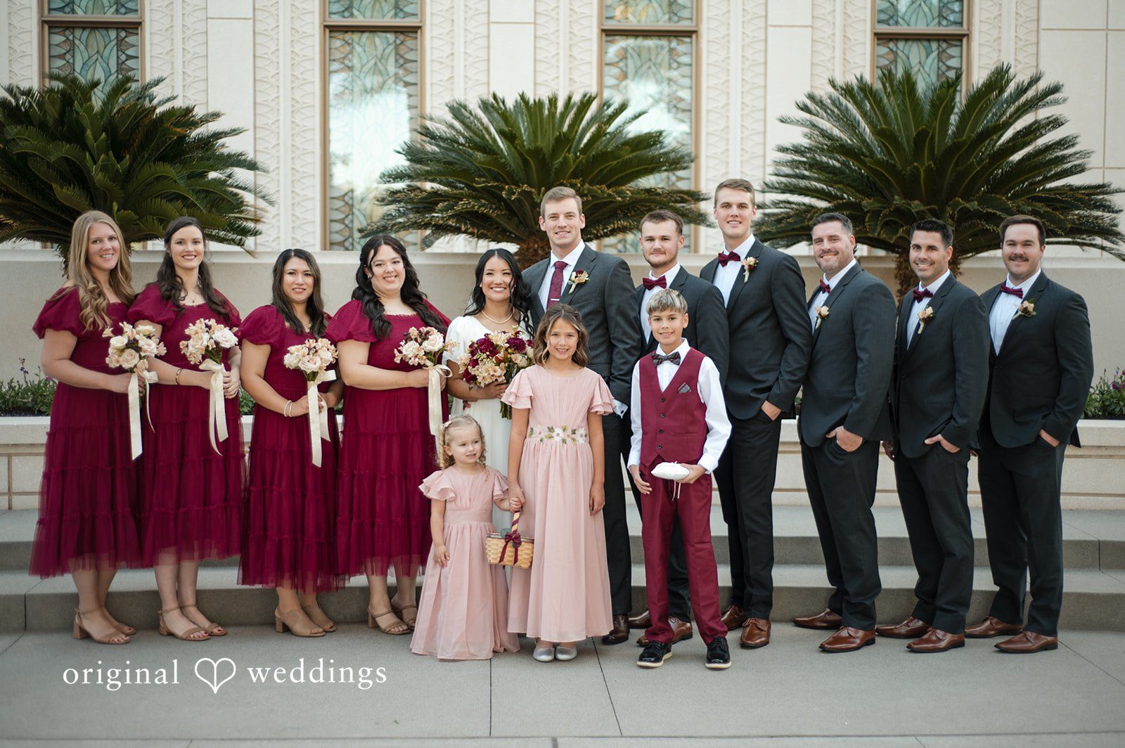 Bride and groom posing with bridesmaids and groomsmen together