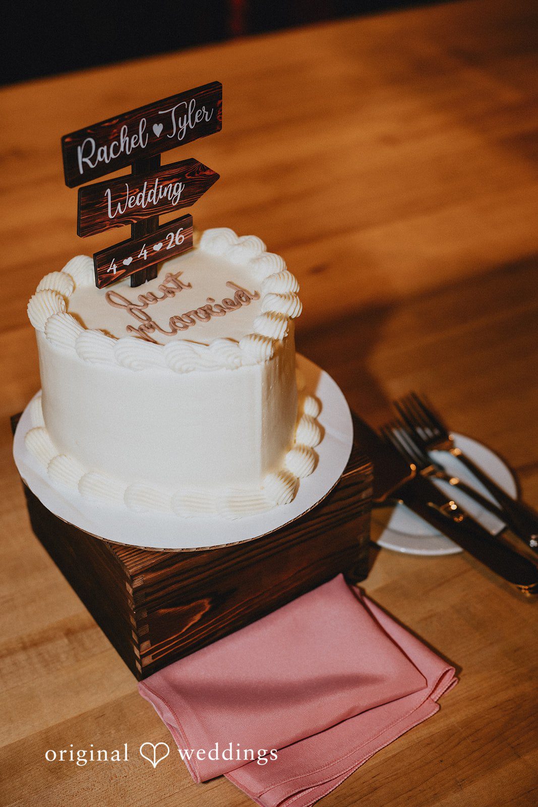 The yummy white wedding cake