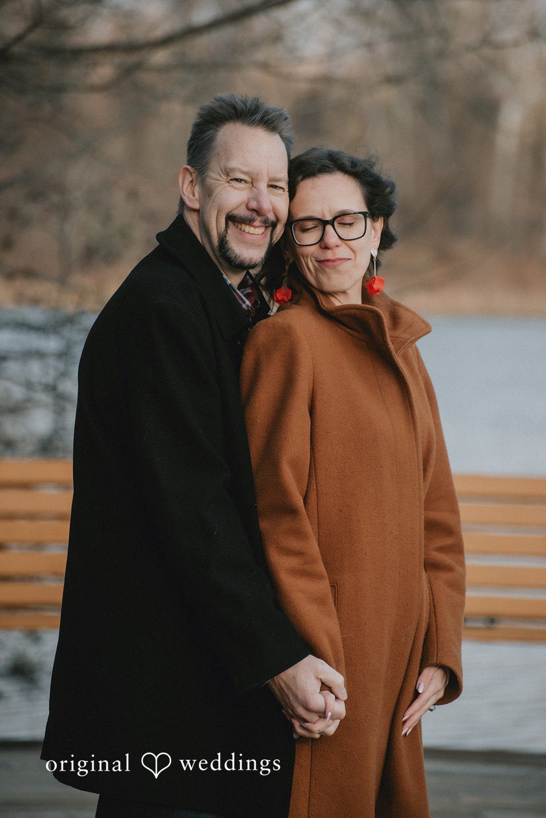 A lovely portrait of the couple by the lake side
