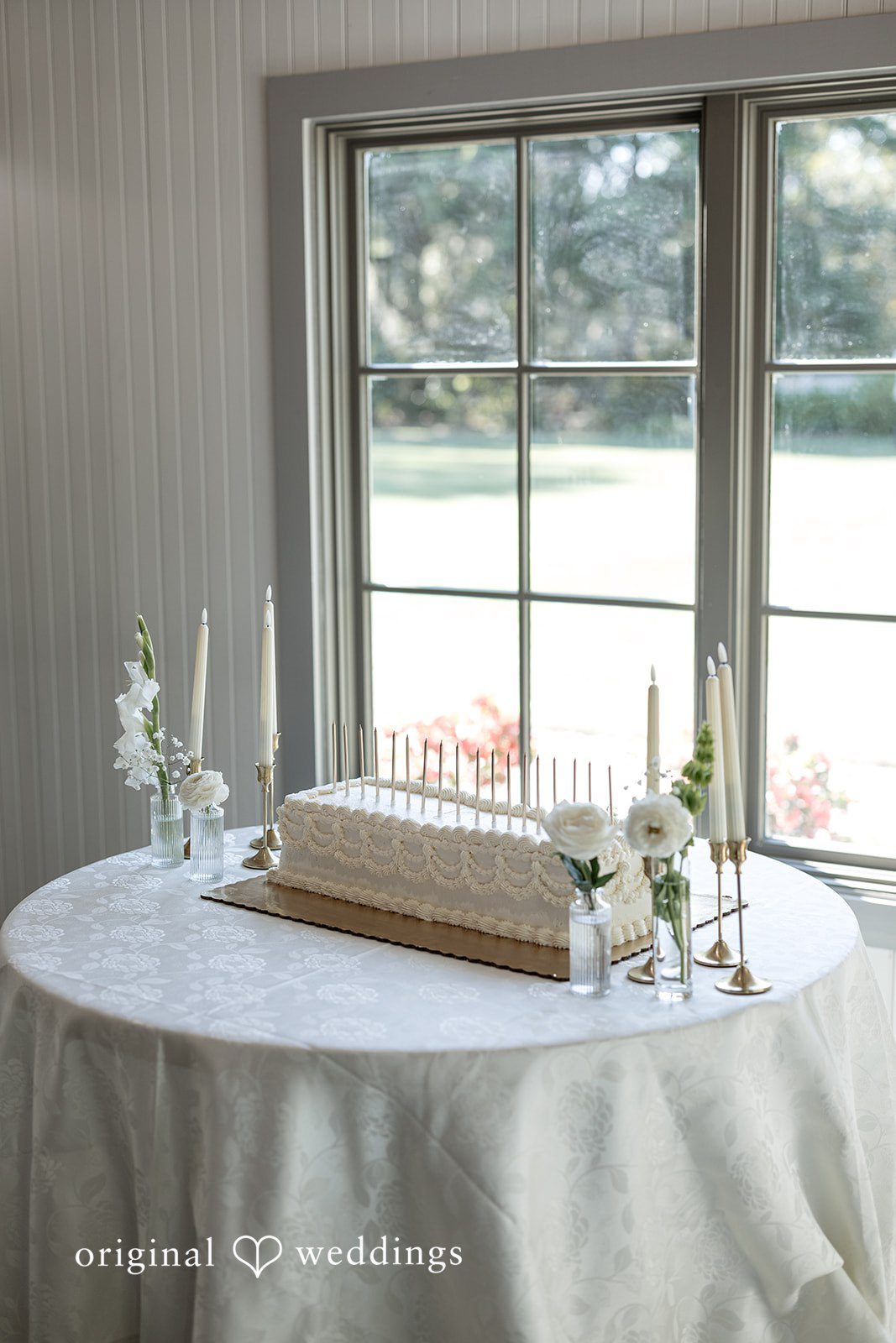 The wedding cake with candid lights and florals