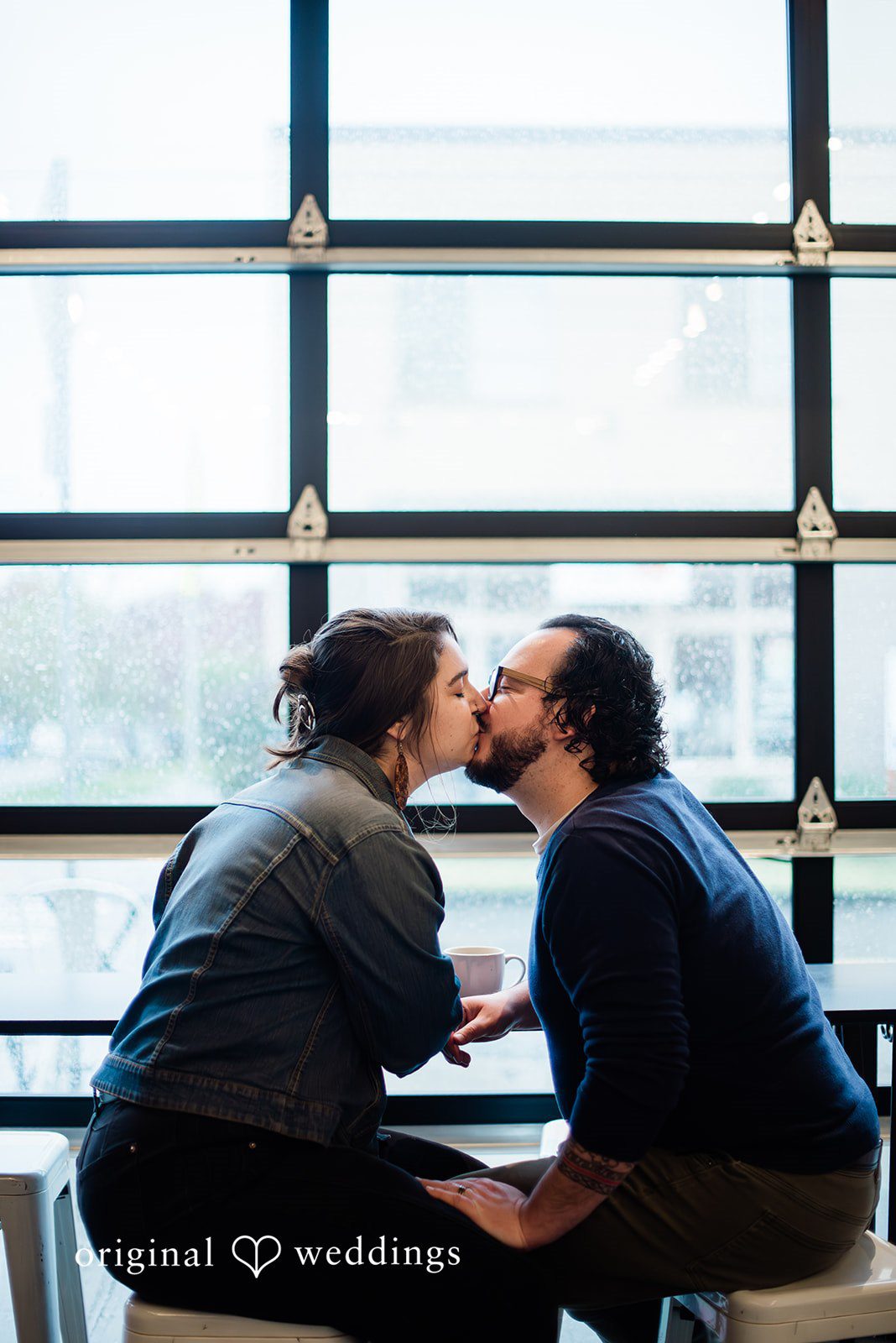 Romantic kiss at Mainstay Provisions
