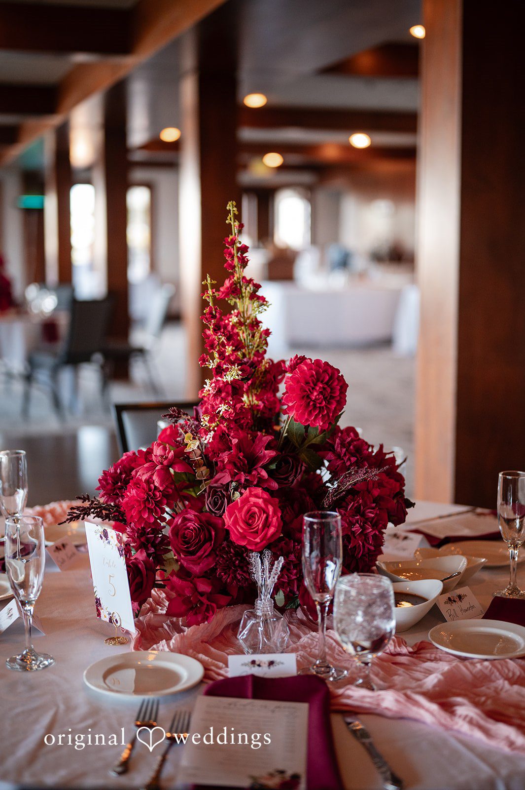 Table decorated with huge flower and glasses