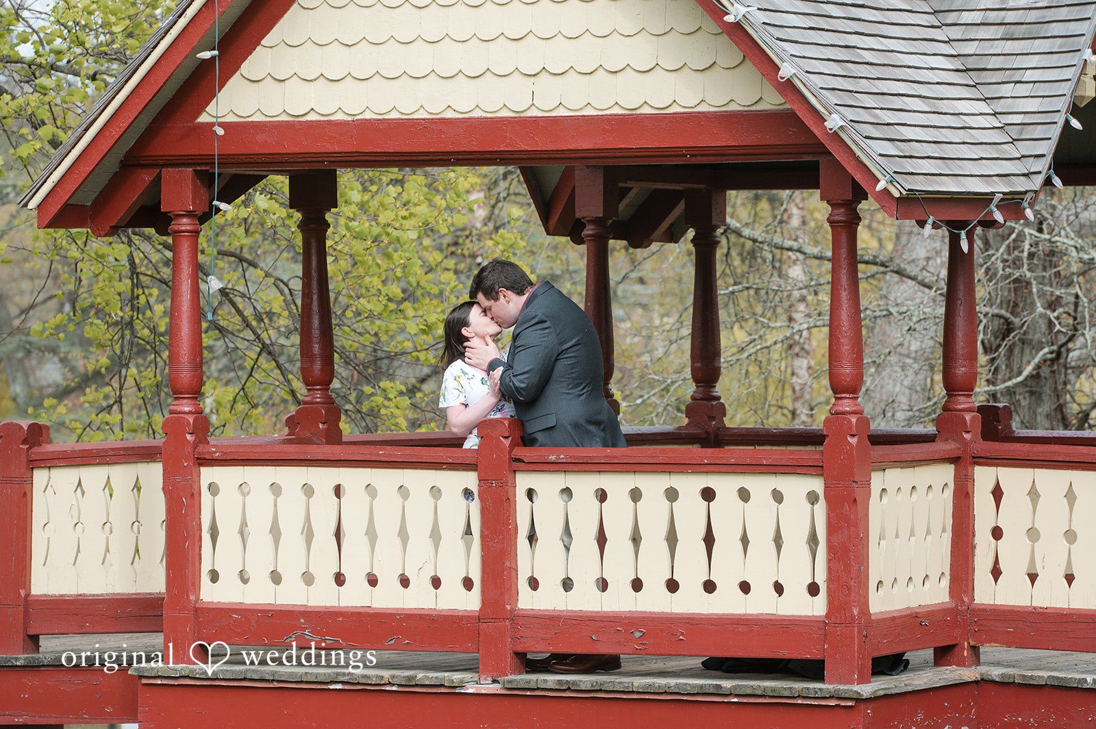 Couple sharing romantic kiss at Roger Williams Park