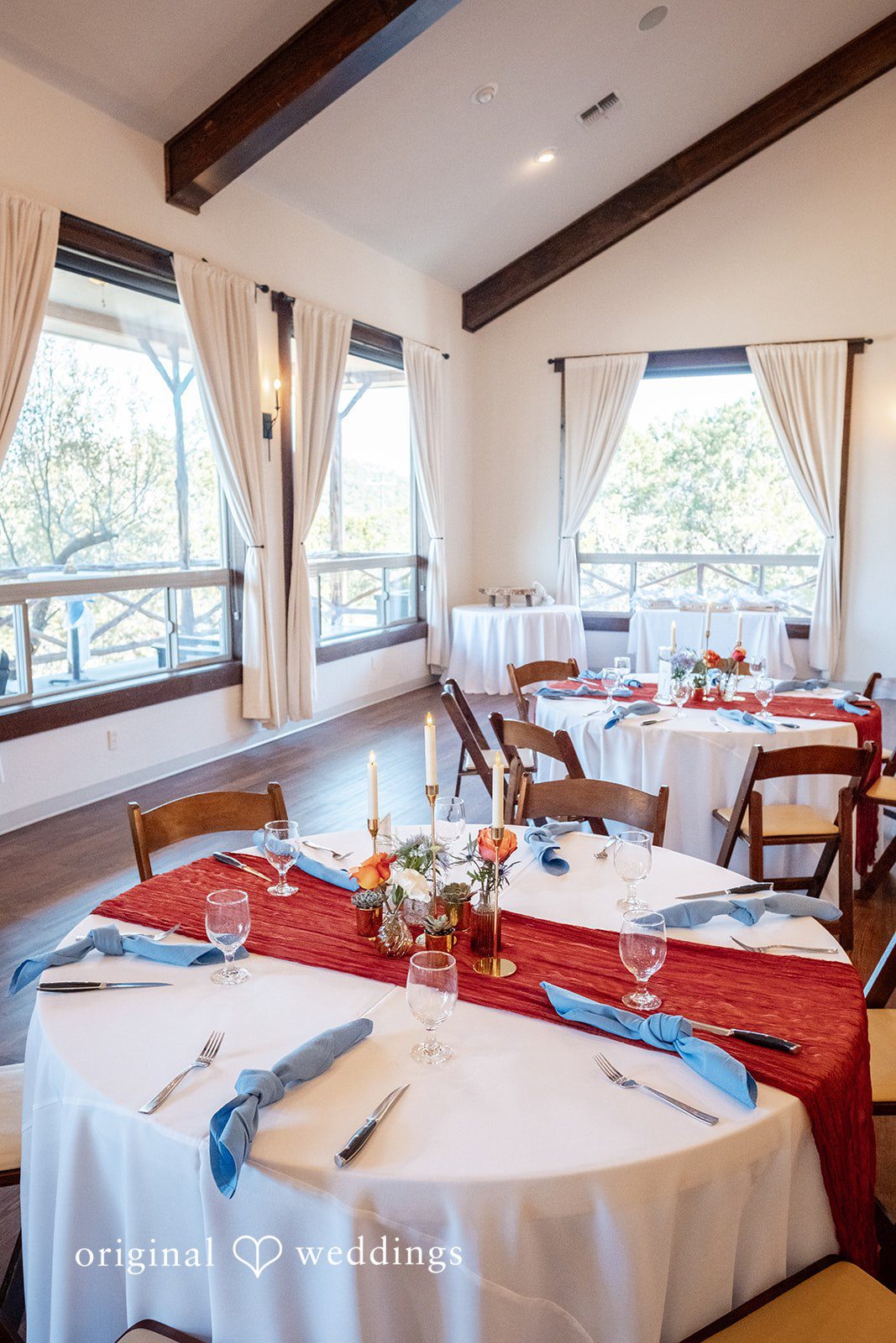 Decorated wedding table sat Scenic Springs