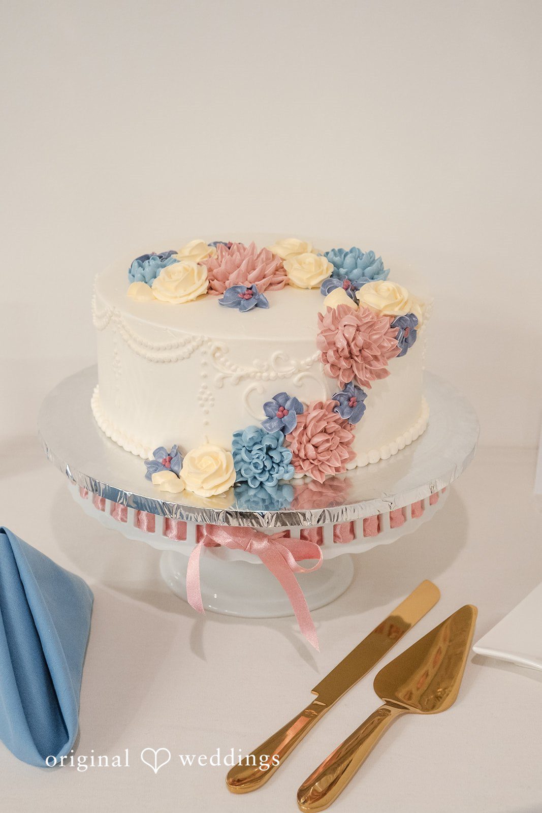 Elegant wedding cake decorated with simple floral details