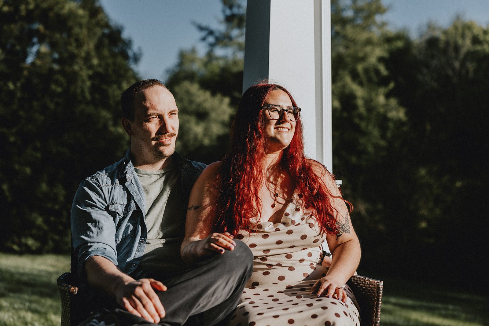 A stunning look-away portrait of the couple