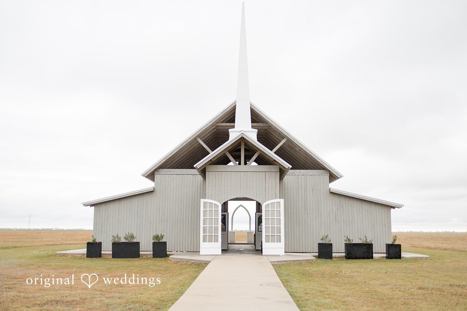 Dana + Daniel Exterior view of The Allen Farmhaus wedding venue in San Antonio