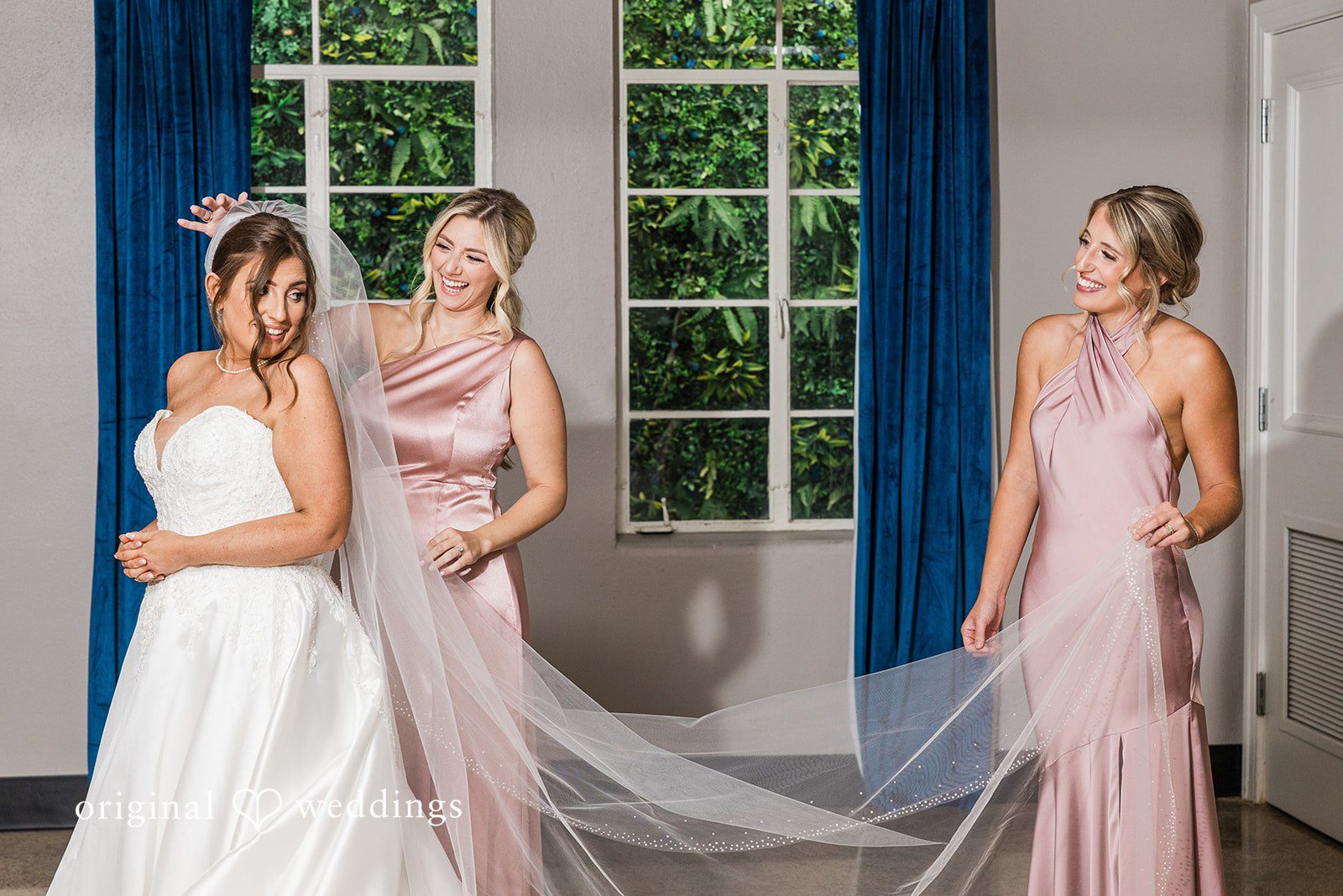Elegant bride picture with bridesmaids